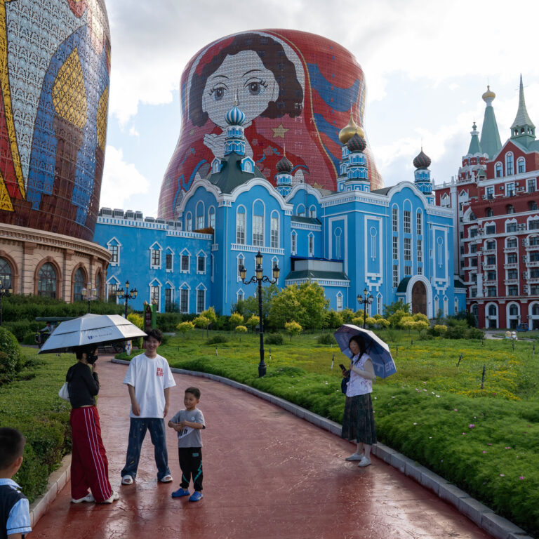 How a Chinese Border Town Keeps Russia’s Economy Afloat